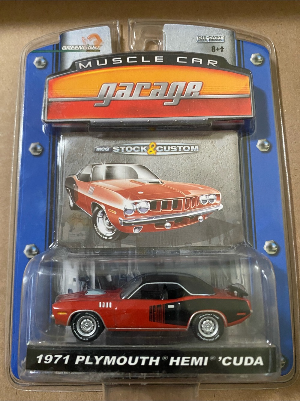 1971 Plymouth Hemi 'Cuda Muscle Car - Red & Black